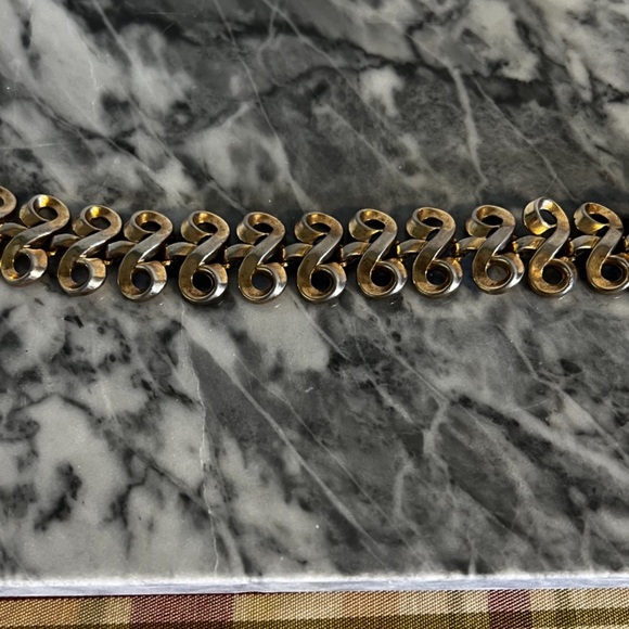 1960s Trifari Gold Tone Swirl Bracelet Fold Over clasp closure - Picture 8 of 14